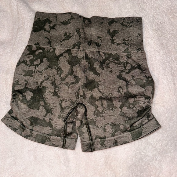 GYMSHARK SHORTS XS - Picture 2 of 3